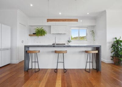 Polyurethane Kitchen with Sharknose Handles in Bullio