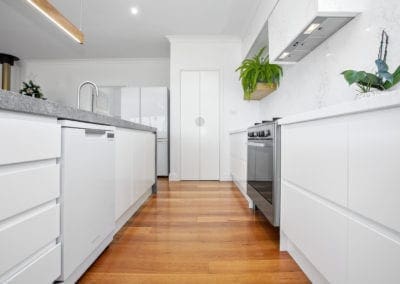 Polyurethane Kitchen with Sharknose Handles in Bullio